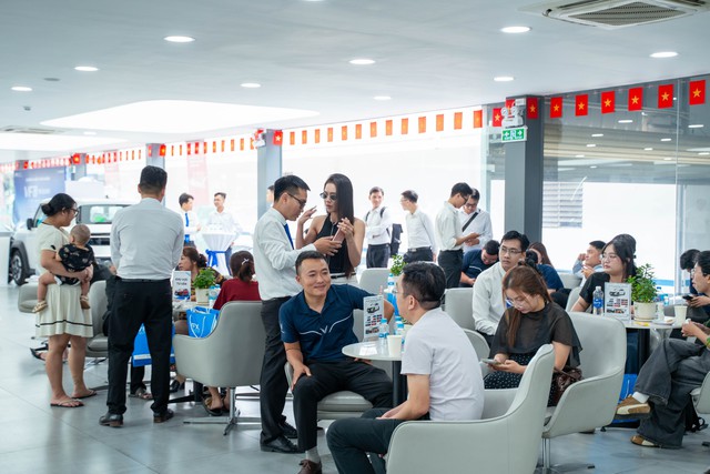 Ảnh thực tế VinFast VF 8 thế hệ mới, kh&aacute;ch đổ x&ocirc; trải nghiệm - Ảnh 1.