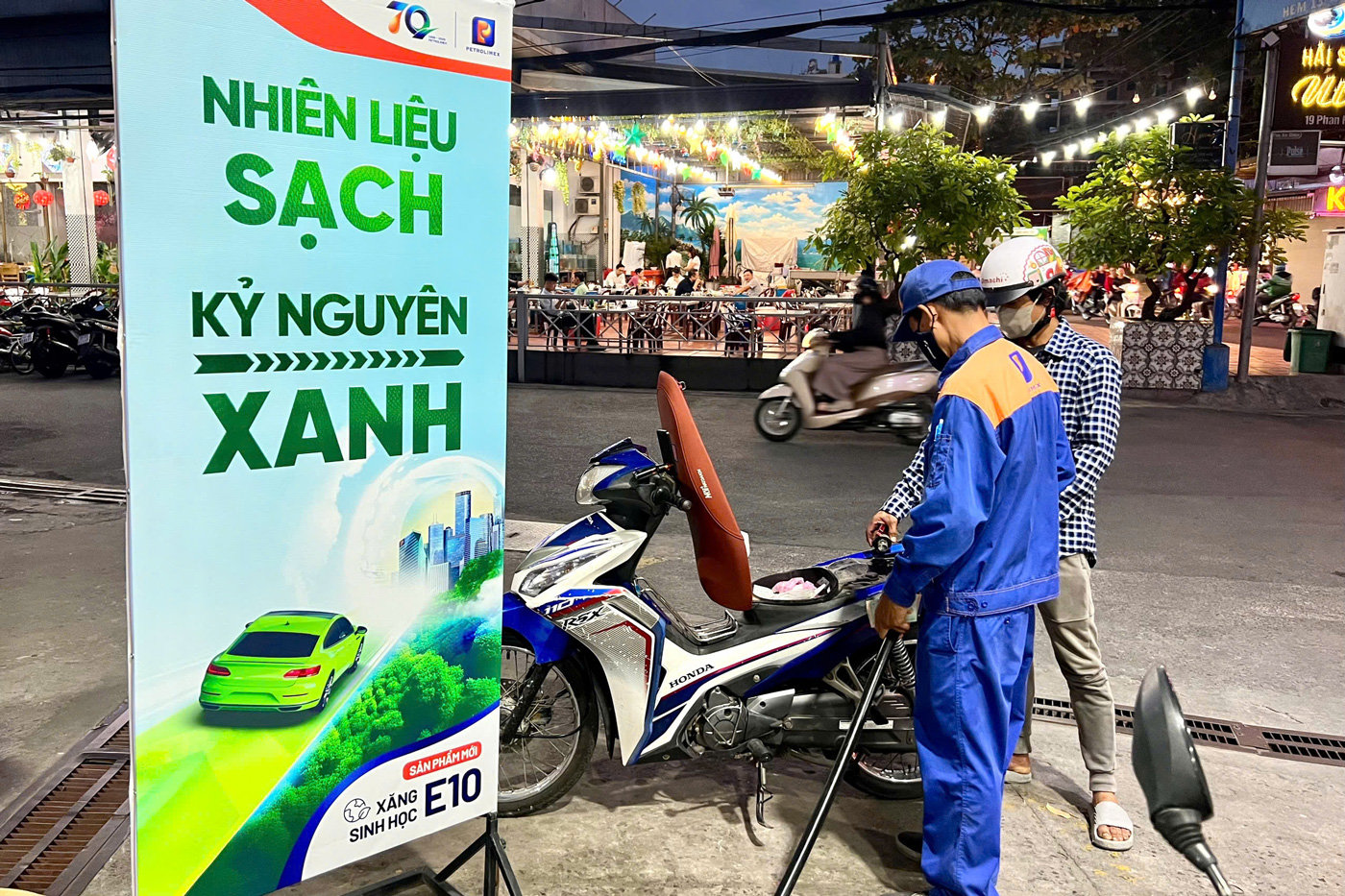Giá xăng E10 2026 và so sánh với xăng khoáng: Điều gì làm nên sự khác biệt? - Ảnh 1. Giá xăng E10 2026 và so sánh với xăng khoáng: Điều gì làm nên sự khác biệt? - Ảnh 1.