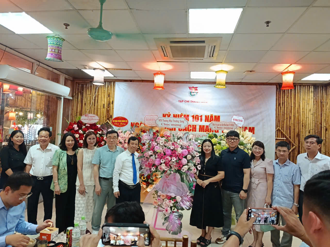 Tạp ch&iacute; Thanh ni&ecirc;n kỷ niệm 101 năm Ng&agrave;y b&aacute;o ch&iacute; c&aacute;ch mạng Việt Nam v&agrave; k&yacute; kết hợp t&aacute;c với Đại học Phenikaa - Ảnh 10.