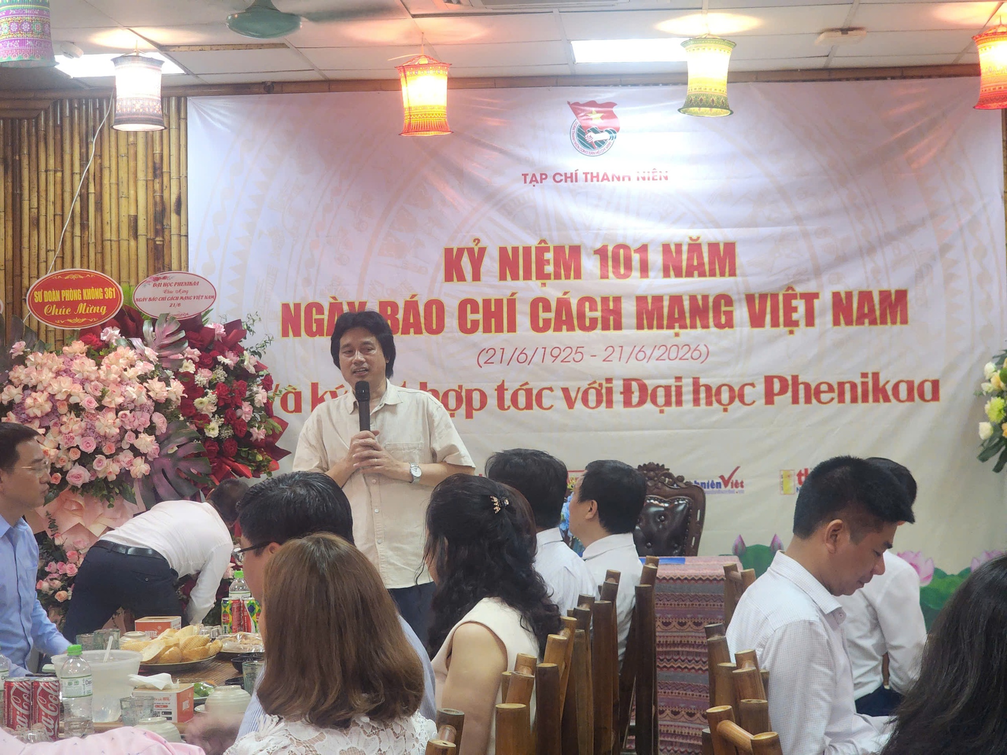 Tạp ch&iacute; Thanh ni&ecirc;n kỷ niệm 101 năm Ng&agrave;y b&aacute;o ch&iacute; c&aacute;ch mạng Việt Nam v&agrave; k&yacute; kết hợp t&aacute;c với Đại học Phenikaa - Ảnh 2.