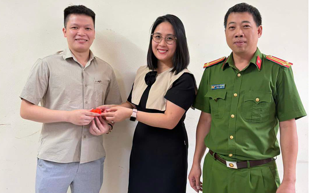 Ra lệnh bắt tạm giam đối tượng b&aacute;n điện thoại L&ecirc; C&ocirc;ng T&uacute; SN 1993 - Ảnh 4.