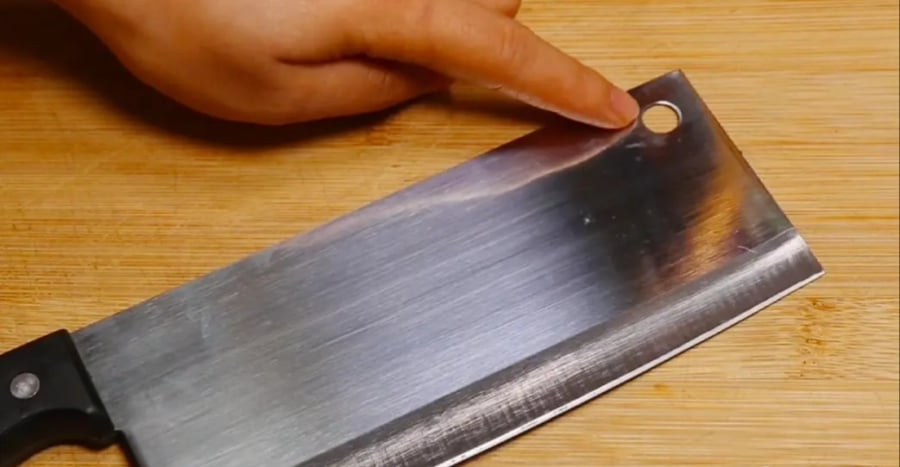 Tại sao trên dao thường xuất hiện lỗ tròn? - Ảnh 1.