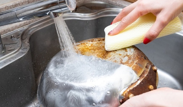 C&aacute;ch xử l&yacute; nồi inox bị ch&aacute;y s&eacute;m hiệu quả v&agrave; đơn giản - Ảnh 2.