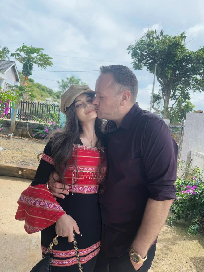 Say đắm mẹ đơn th&acirc;n k&eacute;m 16 tuổi, kỹ sư &Uacute;c lặn lội sang Việt Nam t&igrave;m gặp, quyết định ở rể lu&ocirc;n - Ảnh 1.
