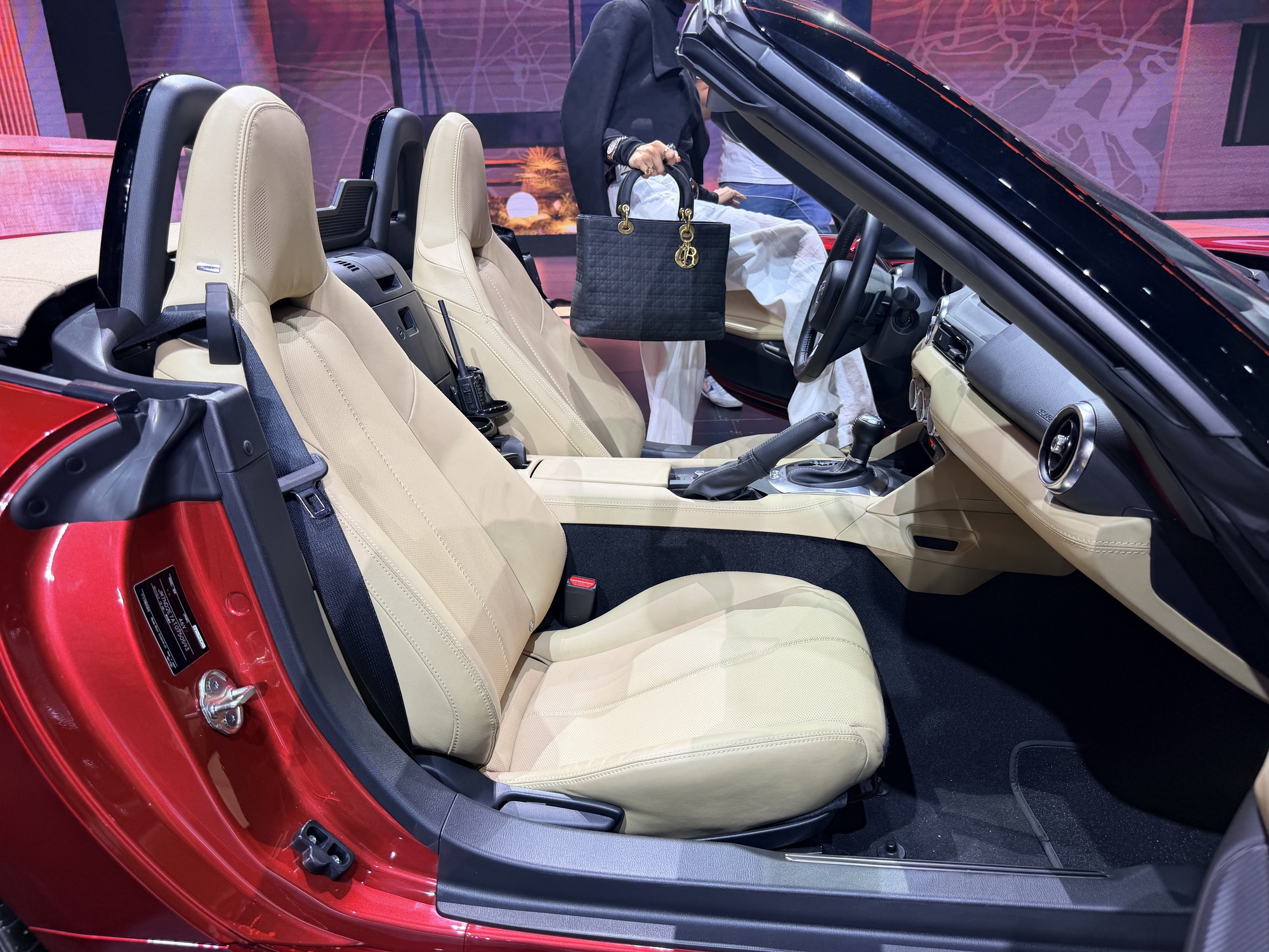 Mazda MX-5 giá 1,339 tỷ đồng, có cả mui mềm và mui cứng cho ‘dân chơi’ Việt - Ảnh 3.