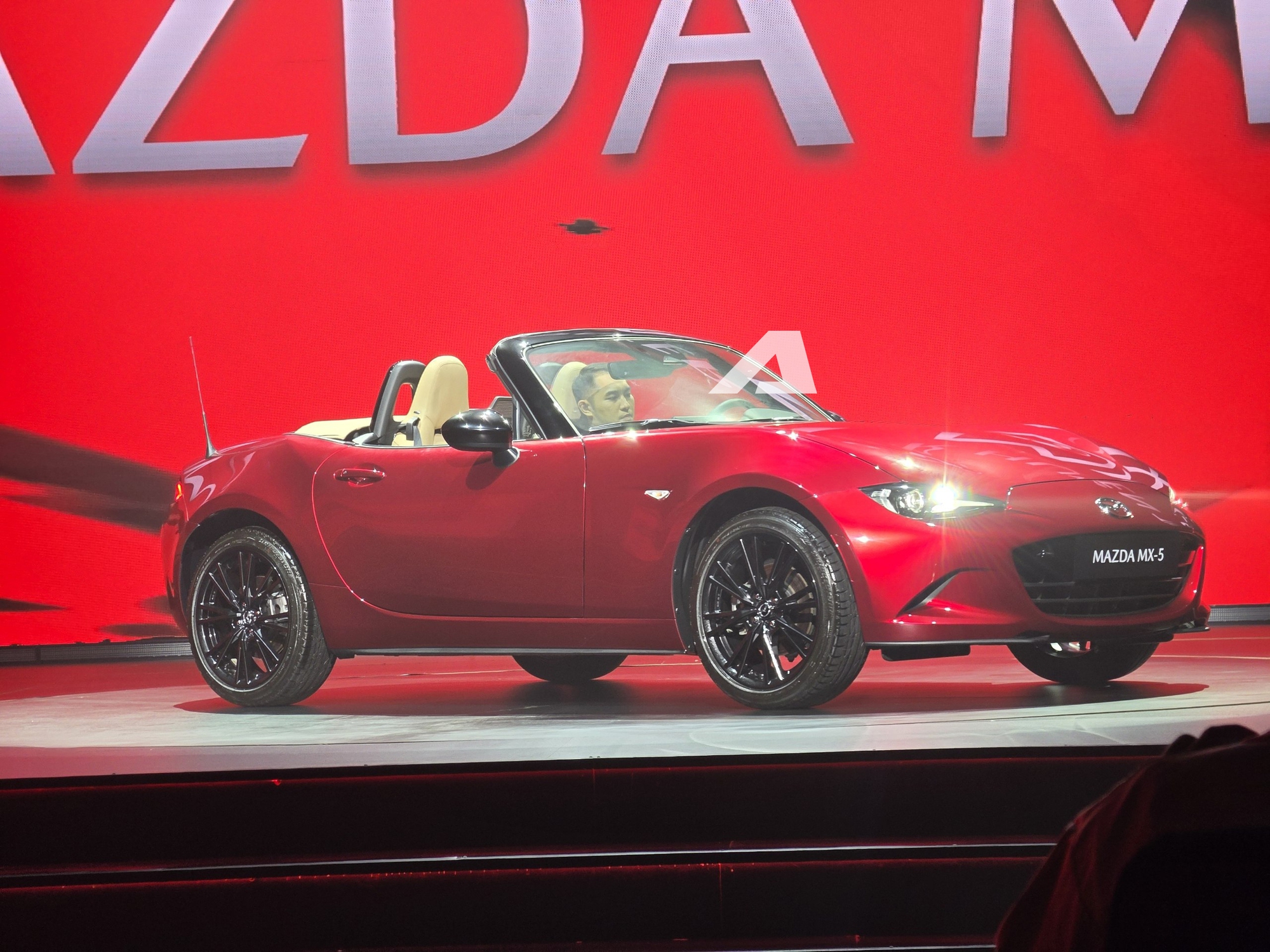Mazda MX-5 giá 1,339 tỷ đồng, có cả mui mềm và mui cứng cho ‘dân chơi’ Việt - Ảnh 1.