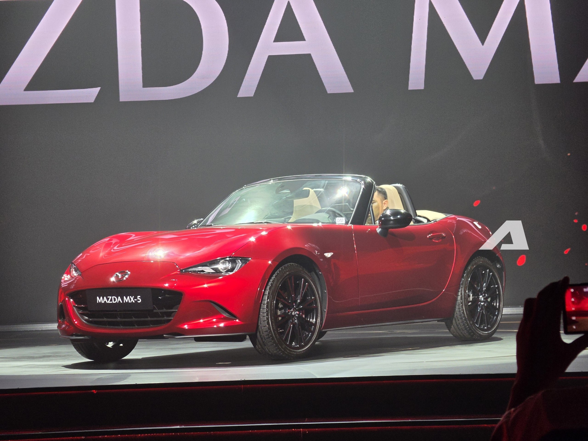 Mazda MX-5 giá 1,339 tỷ đồng, có cả mui mềm và mui cứng cho ‘dân chơi’ Việt - Ảnh 7.