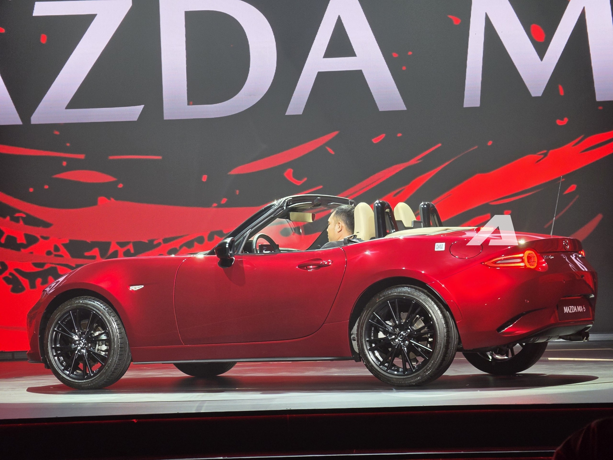 Mazda MX-5 giá 1,339 tỷ đồng, có cả mui mềm và mui cứng cho ‘dân chơi’ Việt - Ảnh 9.