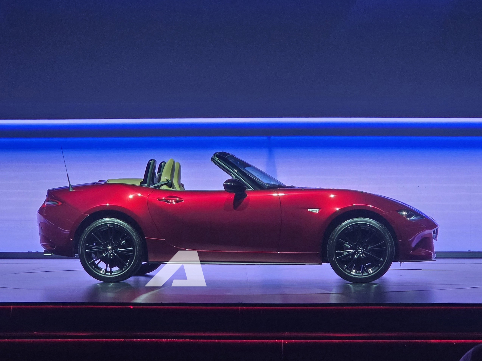 Mazda MX-5 giá 1,339 tỷ đồng, có cả mui mềm và mui cứng cho ‘dân chơi’ Việt - Ảnh 8.