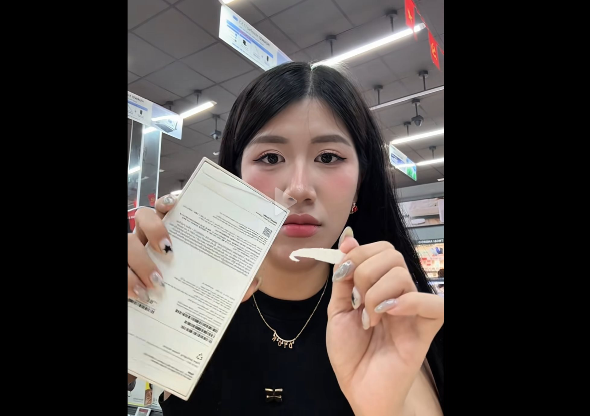 Mua iPhone 17 Pro Max tại CellphoneS kh&aacute;ch phản &aacute;nh seal r&aacute;ch bất thường - Ảnh 1.