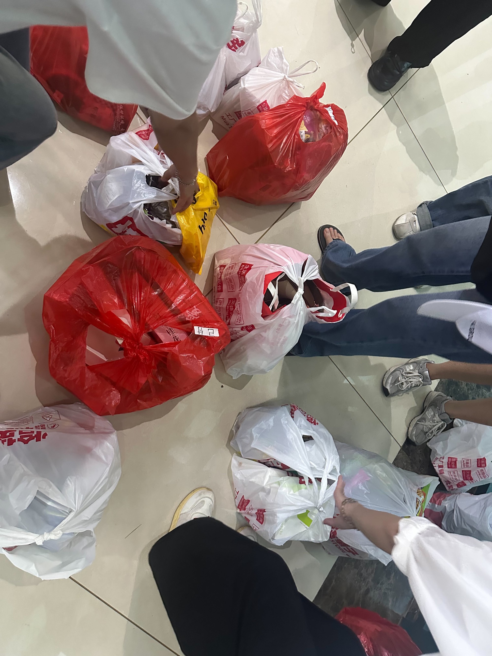 Tự nguyện chi 8 triệu lo cho ch&aacute;u chồng đi du lịch, t&ocirc;i uất nghẹn bị cả nh&agrave; họp mặt chỉ tr&iacute;ch "cạn t&igrave;nh" v&igrave; d&aacute;m gửi bảng k&ecirc; chi ph&iacute;- Ảnh 1.