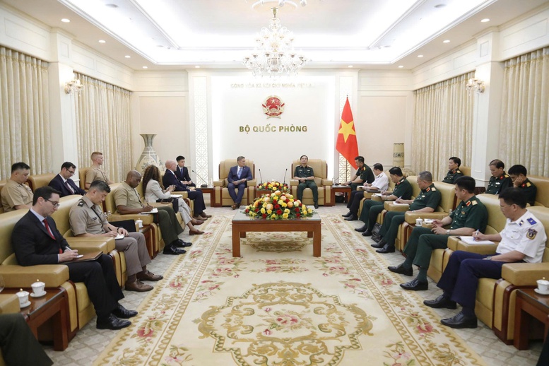 Đại tướng Phan Văn Giang tiếp Quyền Bộ trưởng Bộ Hải qu&acirc;n Hoa Kỳ H&ugrave;ng Cao tại H&agrave; Nội - Ảnh 2.