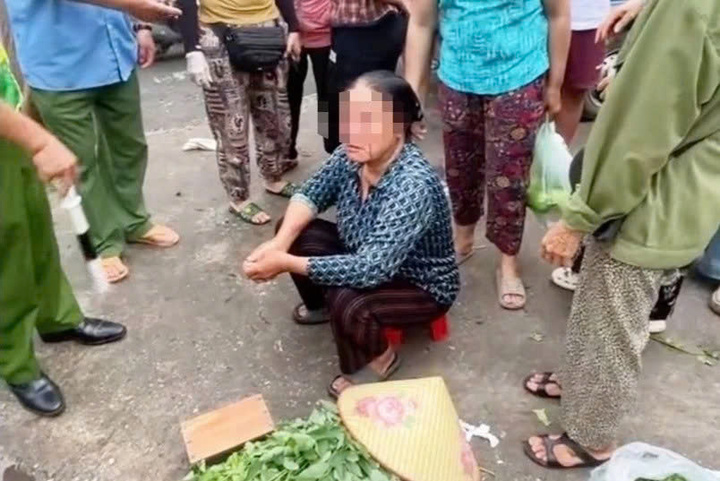 M&acirc;u thuẫn chỗ b&aacute;n h&agrave;ng: Người phụ nữ b&aacute;n rau bị tấn c&ocirc;ng bằng nước &aacute;p lực cao - Ảnh 1.