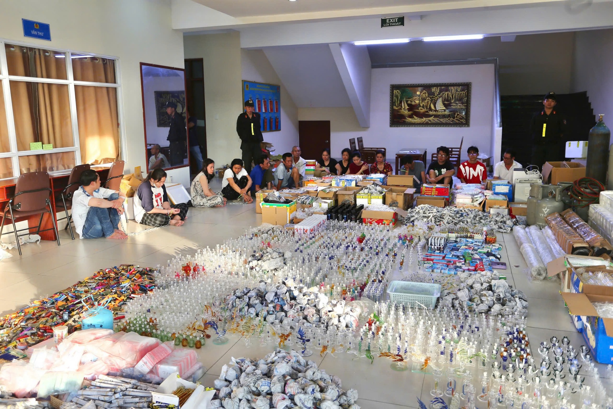 Công an TPHCM bắt giữ 12 người trong đường dây ma túy quy mô lớn năm 2026 - Ảnh 4. Công an TPHCM bắt giữ 12 người trong đường dây ma túy quy mô lớn năm 2026 - Ảnh 4.