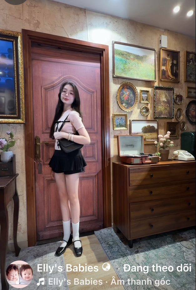 B&eacute; Cadie Mộc Tr&agrave; g&acirc;y sốt với đ&ocirc;i ch&acirc;n d&agrave;i cực phẩm ở tuổi 12, mẹ Elly Trần tiết lộ l&yacute; do đặt t&ecirc;n cho con g&aacute;i - Ảnh 1.