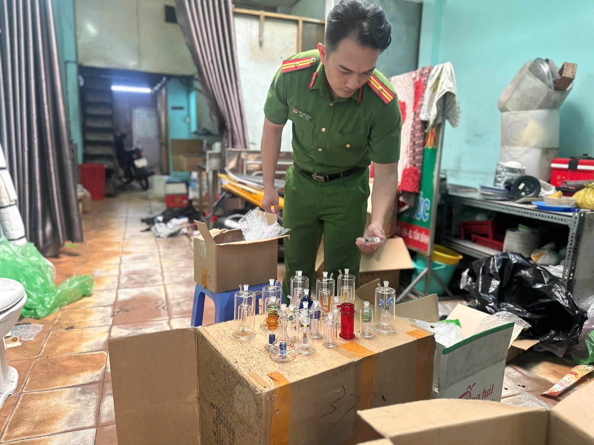 Công an TPHCM bắt giữ 12 người trong đường dây ma túy quy mô lớn năm 2026 - Ảnh 5. Công an TPHCM bắt giữ 12 người trong đường dây ma túy quy mô lớn năm 2026 - Ảnh 5.
