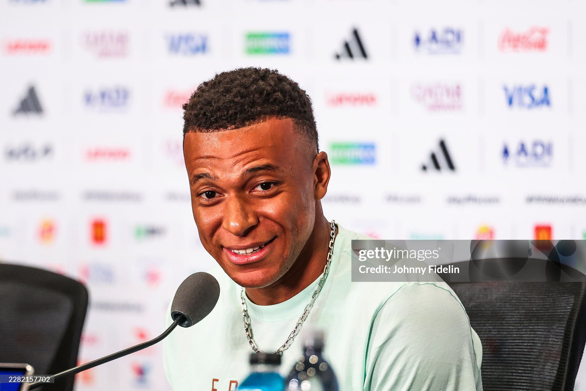 3 lần "tho&aacute;t pressing" cực mượt tr&ecirc;n b&agrave;n họp b&aacute;o, Mbappe xứng danh thủ lĩnh Les Bleus - Ảnh 1.