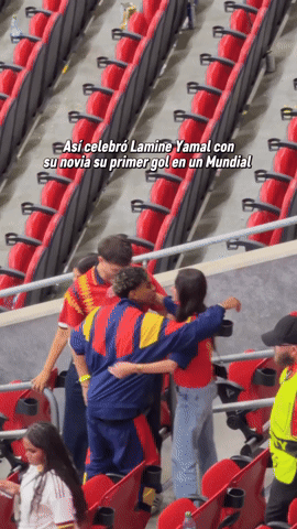 Lamine Yamal đ&aacute;p trả cực gắt fan Saudi Arabia, h&ocirc;n bạn g&aacute;i hơn tuổi ngọt ng&agrave;o sau lần đầu ti&ecirc;n ghi b&agrave;n ở World Cup - Ảnh 2.