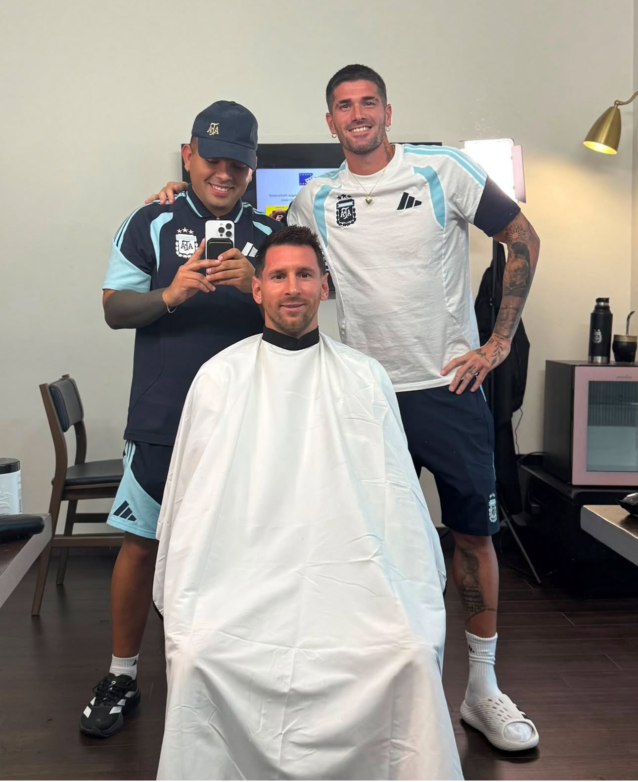 Messi đi "đảo ng&oacute;i" trước trận Argentina vs &Aacute;o  - Ảnh 1.