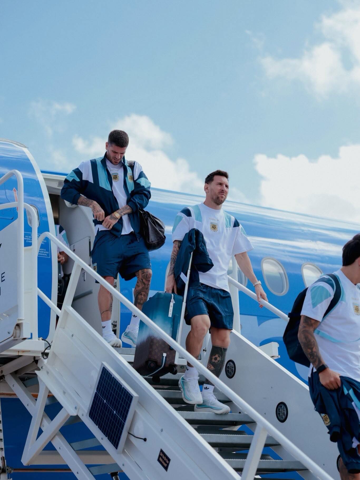 Messi đi "đảo ng&oacute;i" trước trận Argentina vs &Aacute;o  - Ảnh 2.