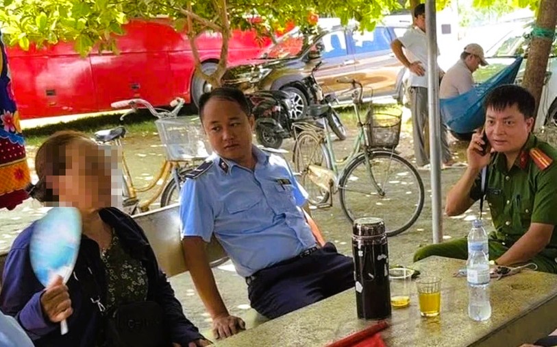 C&ocirc;ng an v&agrave;o cuộc 2 người phụ nữ chặn xe, thu tiền &ocirc; t&ocirc; chở kh&aacute;c du lịch ở Sầm Sơn - Ảnh 1.