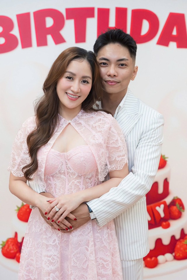 Nữ viện trưởng cảm ơn chồng thiếu gia: "Em y&ecirc;u anh rất nhiều"- Ảnh 1.