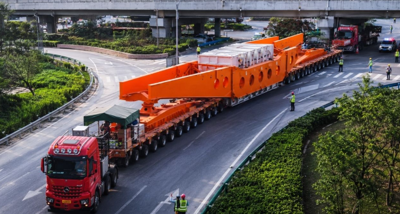 Phát hiện Trung Quốc vận hành đoàn xe dài gần 100m, nặng 600 tấn, chỉ chạy 5km/h, vận chuyển thiết bị khổng lồ phục vụ siêu dự án - Ảnh 1.