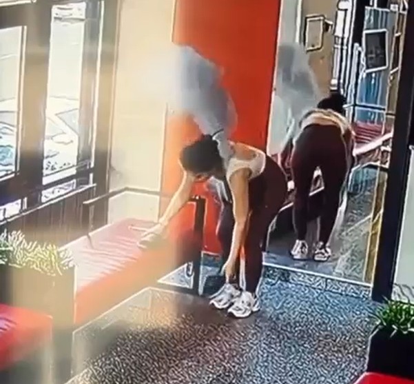 Kh&oacute;i trắng bốc l&ecirc;n từ t&uacute;i x&aacute;ch, v&agrave;i gi&acirc;y sau c&ocirc; g&aacute;i bị lửa bao tr&ugrave;m bởi thứ nhiều người d&ugrave;ng mỗi ng&agrave;y - Ảnh 1.