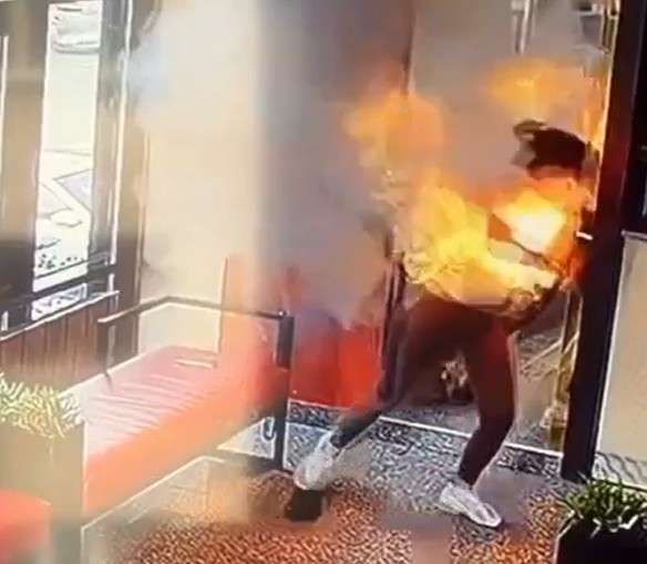 Kh&oacute;i trắng bốc l&ecirc;n từ t&uacute;i x&aacute;ch, v&agrave;i gi&acirc;y sau c&ocirc; g&aacute;i bị lửa bao tr&ugrave;m bởi thứ nhiều người d&ugrave;ng mỗi ng&agrave;y - Ảnh 3.
