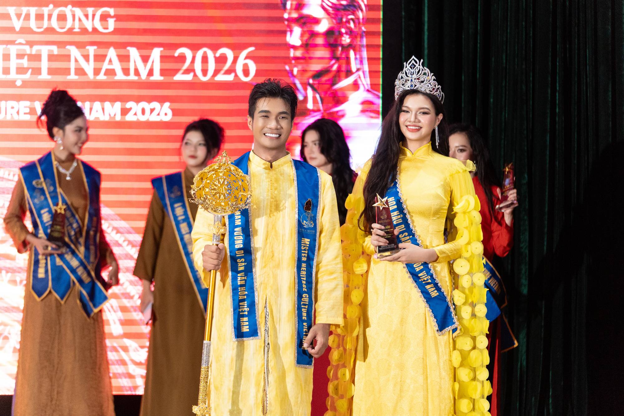 Trí Trung, Đan Tâm đăng quang Hoa hậu và Nam vương Di sản Văn hoá Việt Nam 2026 - Ảnh 1. Trí Trung, Đan Tâm đăng quang Hoa hậu và Nam vương Di sản Văn hoá Việt Nam 2026 - Ảnh 1.