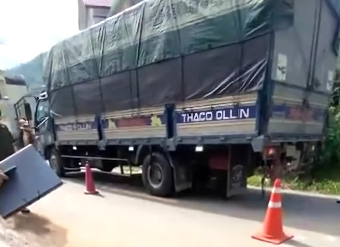 Va chạm với ô tô, 2 cháu nhỏ tử vong ở Phú Thọ: Nạn nhân là chị em ruột, đang về nhà bà ngoại chơi - Ảnh 1.