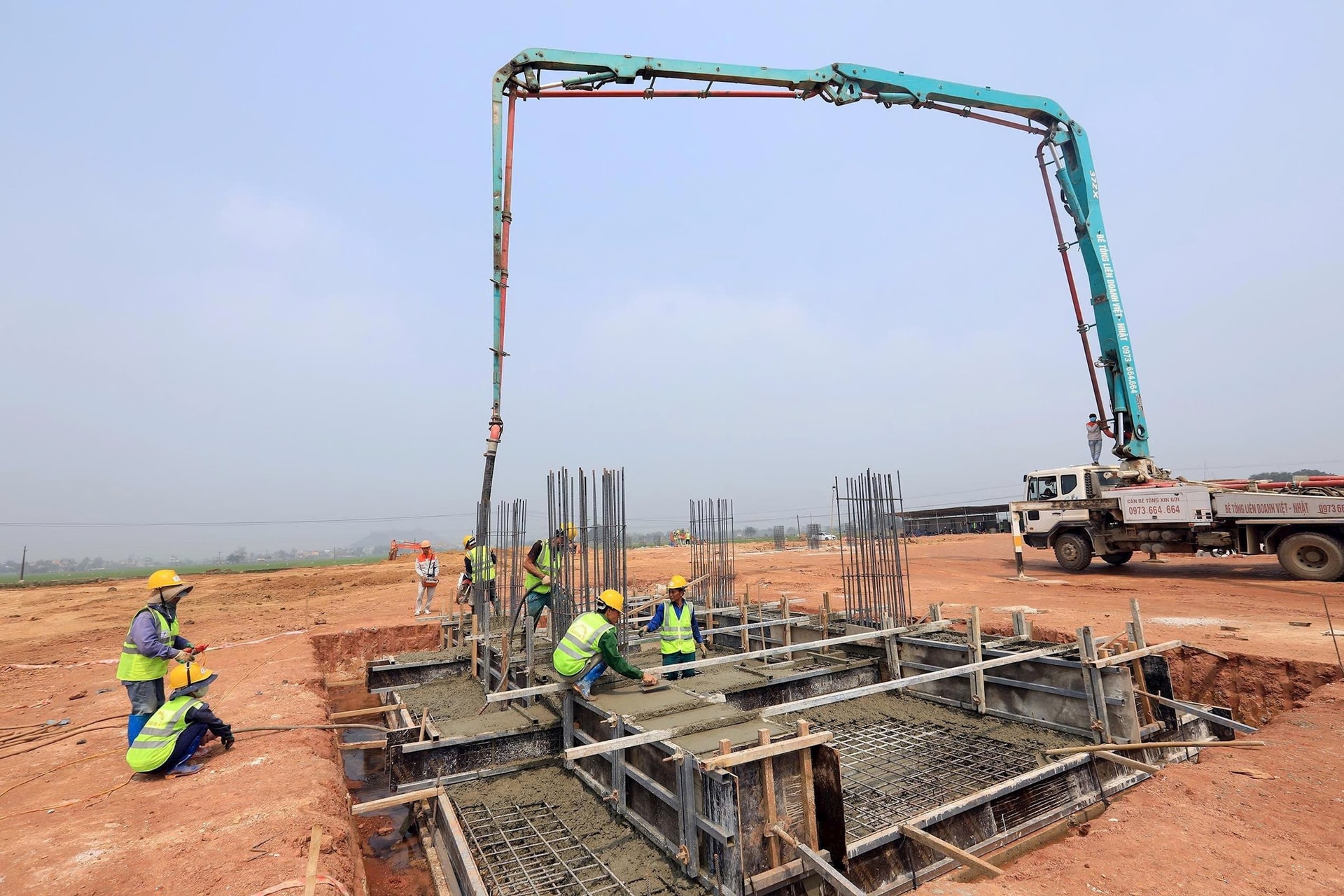 Cắm thành công 4.600 trụ thép nặng 200.000 tấn, biến điều không thể thành có thể, lập cú đúp kỳ tích khiến cả thế giới ngỡ ngàng - Ảnh 1.
