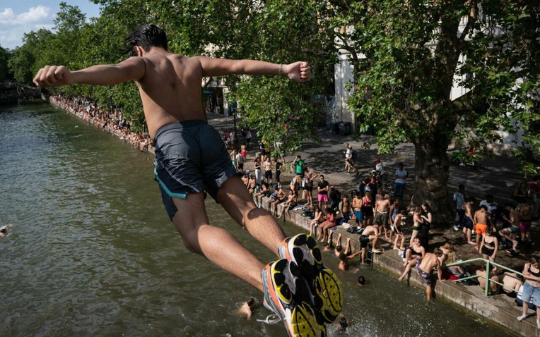 Dân Paris tìm cách giải nhiệt giữa cái nóng 42 độ C, điều hòa ở Việt Nam “ qúy như vàng ” - Ảnh 2.
