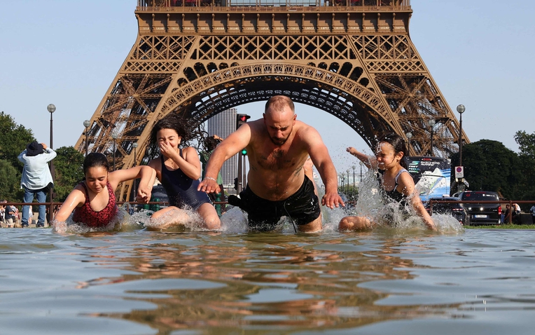 Dân Paris tìm cách giải nhiệt giữa cái nóng 42 độ C, điều hòa ở Việt Nam “ qúy như vàng ” - Ảnh 10.