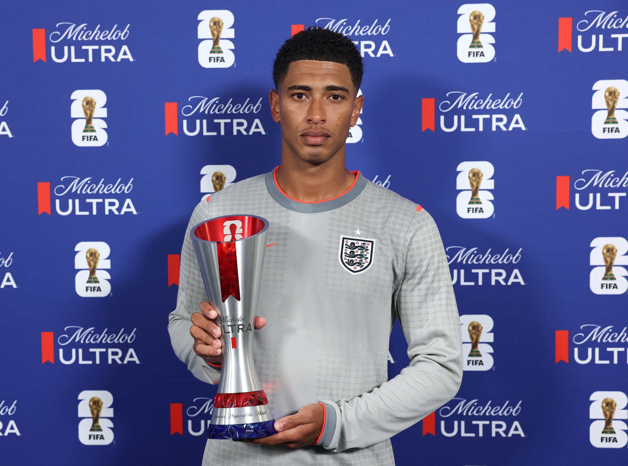 Bellingham mặt &ldquo;đưa đ&aacute;m&rdquo;, n&oacute;i điều &ldquo;đau l&ograve;ng&rdquo; khi nhận giải hay nhất trận - Ảnh 1.