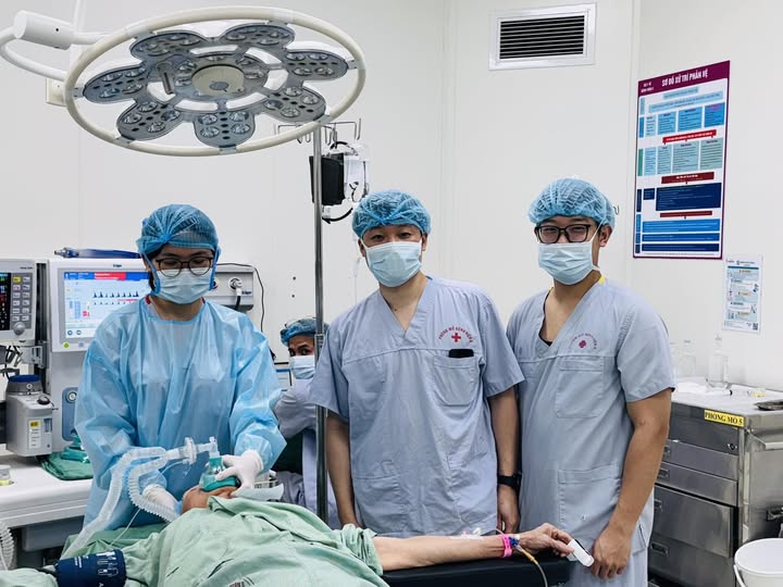 L&eacute;n l&agrave;m một việc cho con trước giờ mổ: Tưởng l&agrave; tốt cho con, mẹ kh&ocirc;ng ngờ lại su&yacute;t đẩy con v&agrave;o nguy hiểm - Ảnh 2.