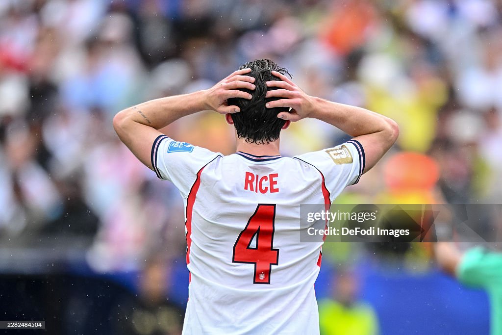 Beckham phong độ lịch l&atilde;m cũng phải cau m&agrave;y thất vọng về tuyển Anh khi bị Ghana cầm ho&agrave;  - Ảnh 1.
