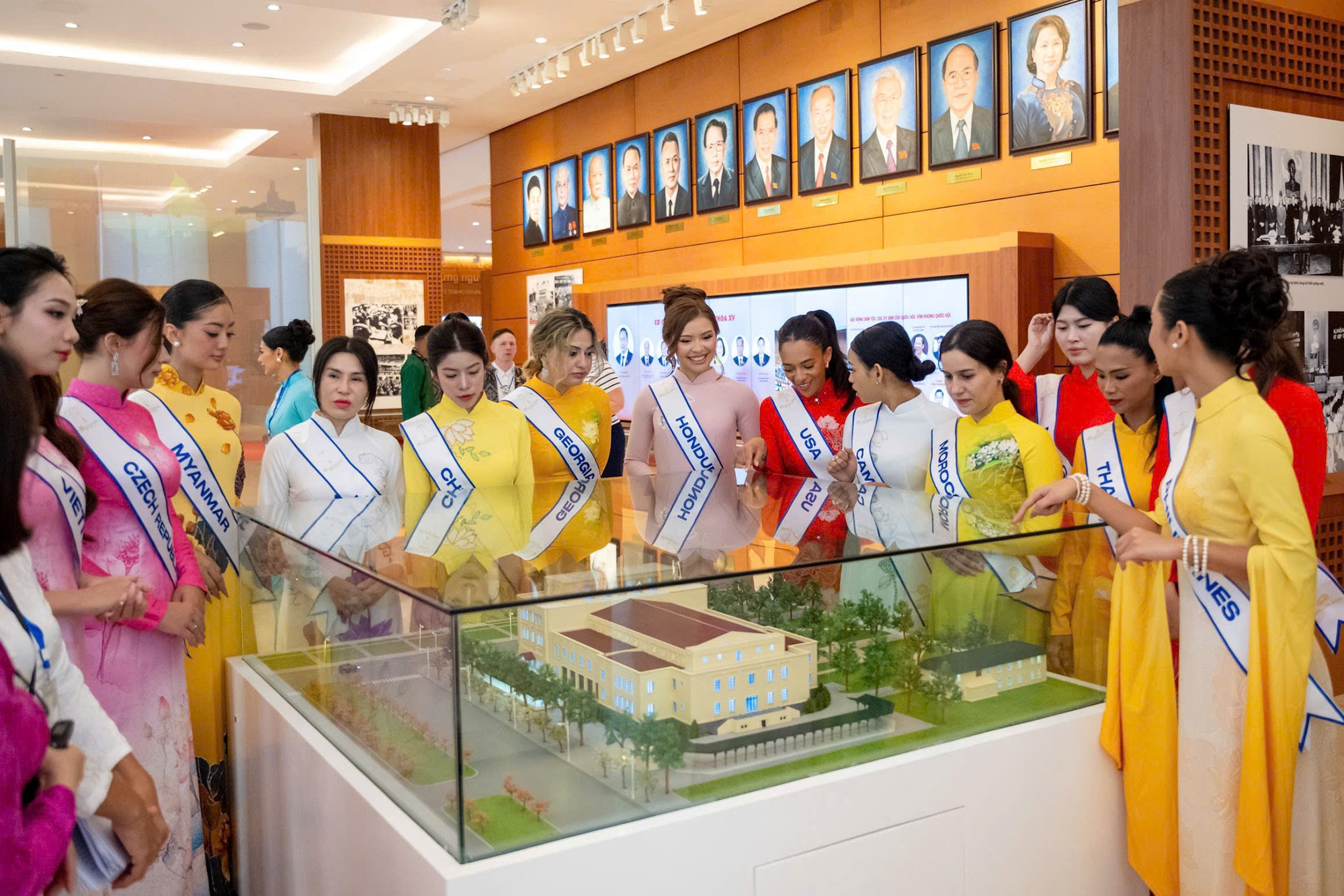 Hoa hậu Phan Kim Oanh và dàn thí sinh Miss Multicultural World 2026 thăm quan Nhà Quốc hội - Ảnh 2. Hoa hậu Phan Kim Oanh và dàn thí sinh Miss Multicultural World 2026 thăm quan Nhà Quốc hội - Ảnh 2.