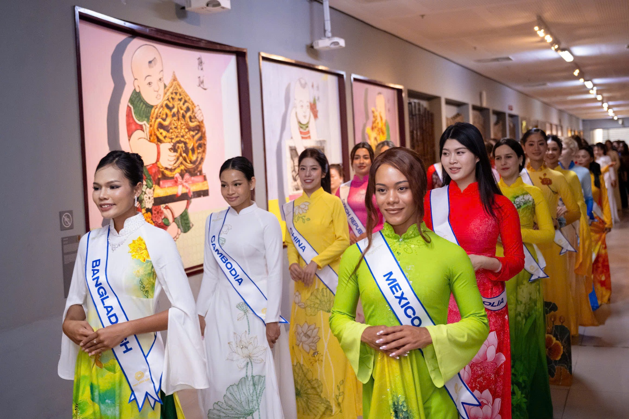 Hoa hậu Phan Kim Oanh và dàn thí sinh Miss Multicultural World 2026 thăm quan Nhà Quốc hội - Ảnh 1. Hoa hậu Phan Kim Oanh và dàn thí sinh Miss Multicultural World 2026 thăm quan Nhà Quốc hội - Ảnh 1.