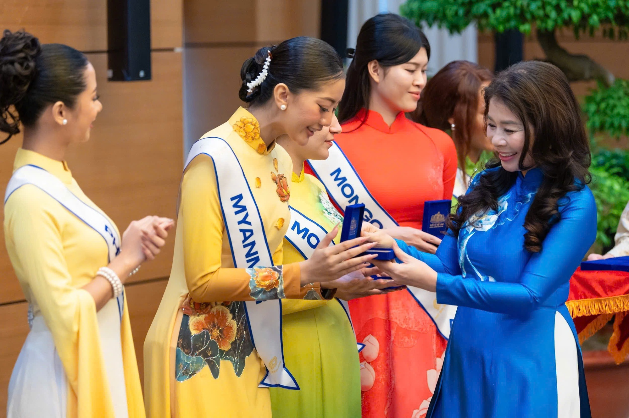 Hoa hậu Phan Kim Oanh và dàn thí sinh Miss Multicultural World 2026 thăm quan Nhà Quốc hội - Ảnh 5. Hoa hậu Phan Kim Oanh và dàn thí sinh Miss Multicultural World 2026 thăm quan Nhà Quốc hội - Ảnh 5.