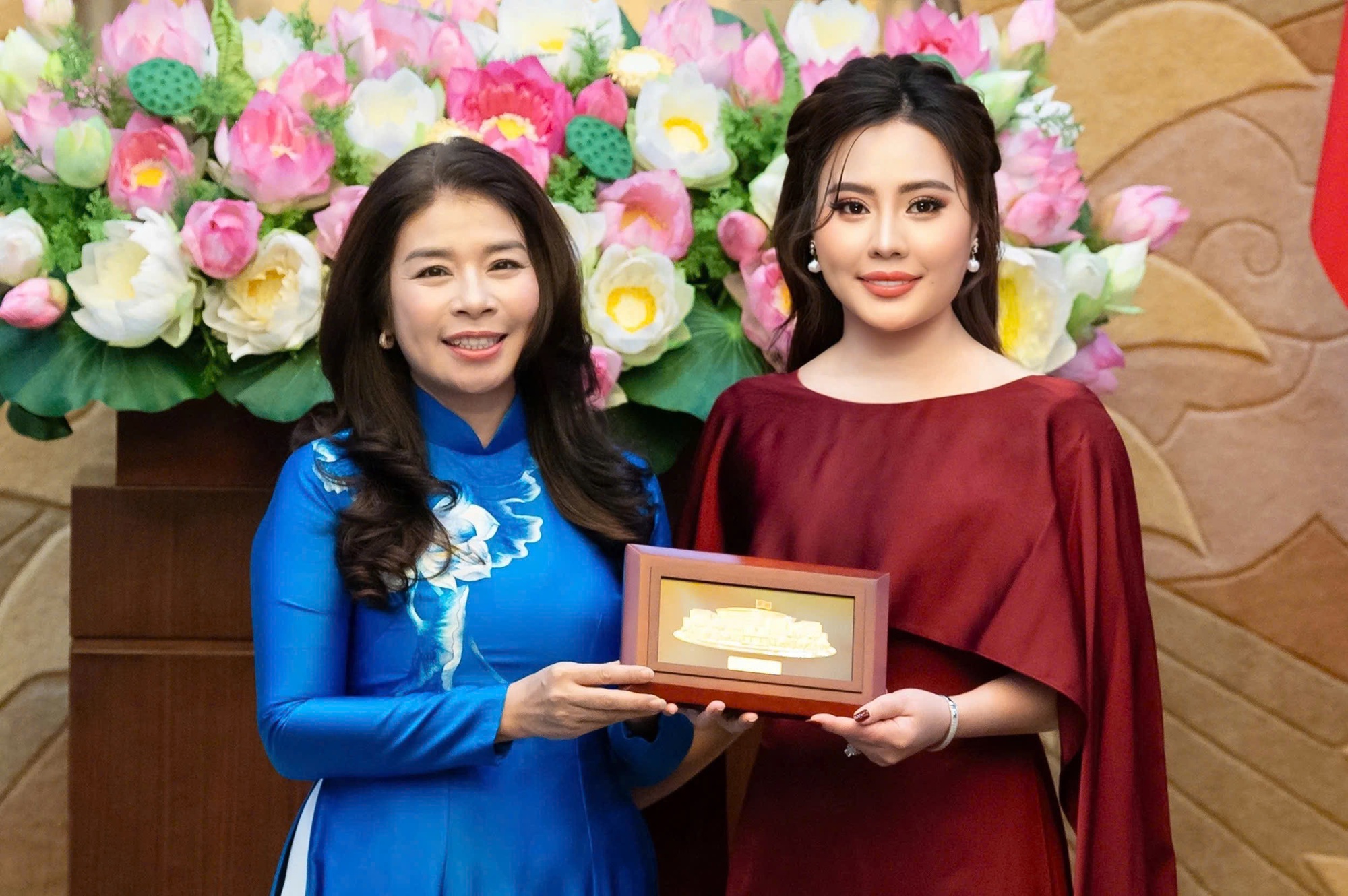 Hoa hậu Phan Kim Oanh và dàn thí sinh Miss Multicultural World 2026 thăm quan Nhà Quốc hội - Ảnh 4. Hoa hậu Phan Kim Oanh và dàn thí sinh Miss Multicultural World 2026 thăm quan Nhà Quốc hội - Ảnh 4.