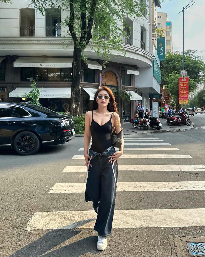 Mỹ nh&acirc;n c&oacute; &aacute;nh mắt k&igrave; lạ khi ngồi cạnh V&otilde; Điền Gia Huy: Nổi tiếng khi tậu BMW năm 23 tuổi, kh&ocirc;ng d&aacute;m so mặt cũ với hiện tại- Ảnh 11.