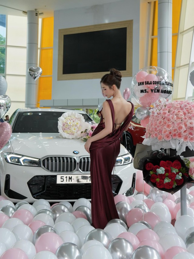 Mỹ nh&acirc;n c&oacute; &aacute;nh mắt k&igrave; lạ khi ngồi cạnh V&otilde; Điền Gia Huy: Nổi tiếng khi tậu BMW năm 23 tuổi, kh&ocirc;ng d&aacute;m so mặt cũ với hiện tại- Ảnh 8.