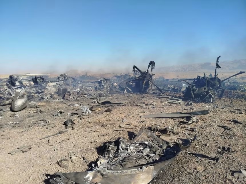 Lời kể kinh ngạc của phi c&ocirc;ng Mỹ về d&agrave;n drone &ldquo;sứa biển&rdquo; giăng bẫy tr&ecirc;n bầu trời Iran - Ảnh 1.