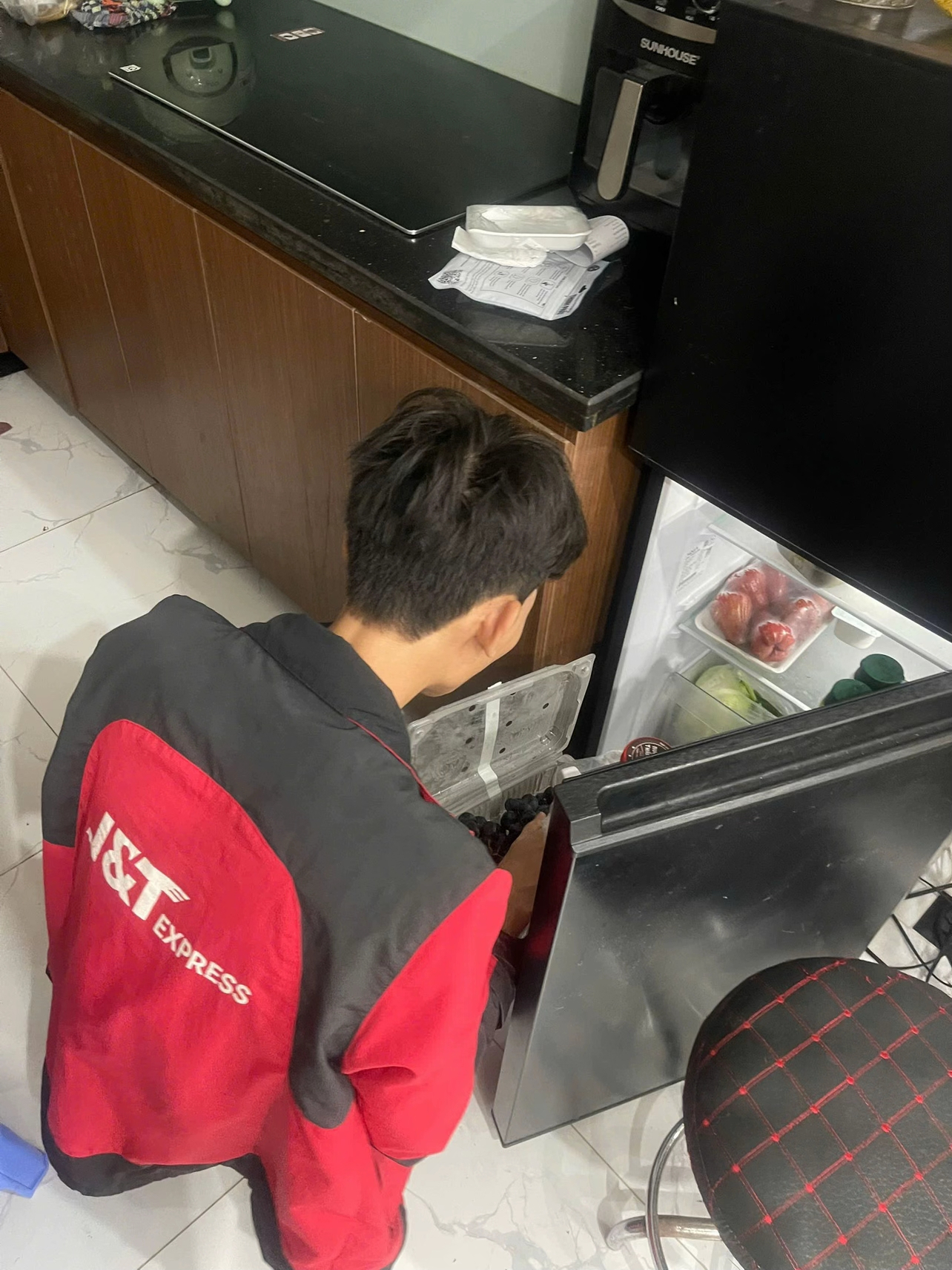 Shipper gọi ra nhận h&agrave;ng nhưng lại &ldquo;mất t&iacute;ch&rdquo;, kh&aacute;ch quay v&agrave;o nh&agrave; thấy cảnh tượng t&aacute; hỏa- Ảnh 5.