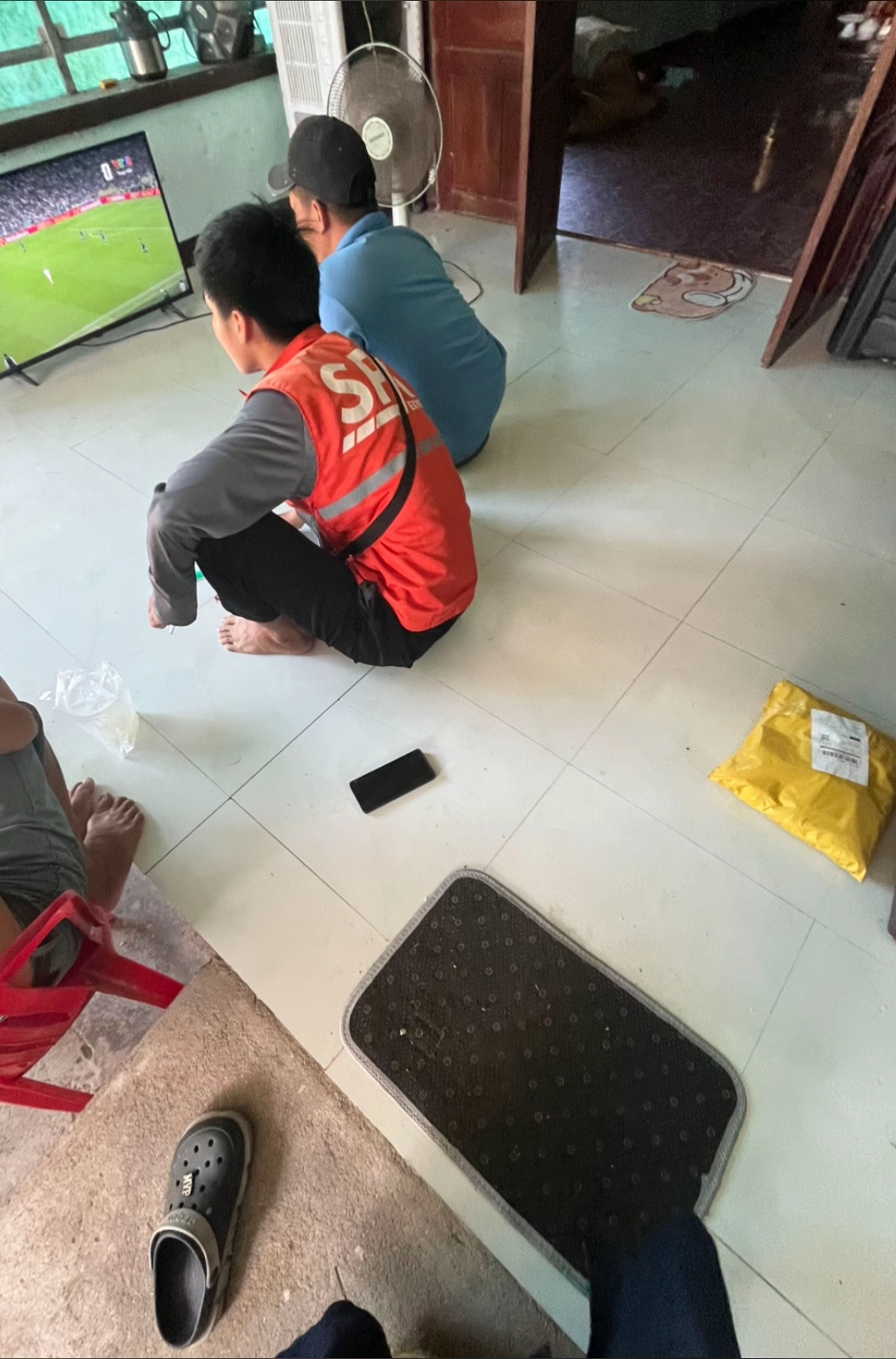 Shipper gọi ra nhận hàng nhưng lại “mất tích”, khách quay vào nhà thấy cảnh tượng tá hỏa- Ảnh 4. Shipper gọi ra nhận hàng nhưng lại “mất tích”, khách quay vào nhà thấy cảnh tượng tá hỏa- Ảnh 4.