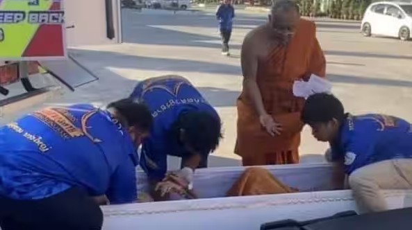 Quan tài chuẩn bị đưa vào lò hỏa táng thì đột ngột phát ra âm thanh lạ khiến những người có mặt chết lặng - Ảnh 1.