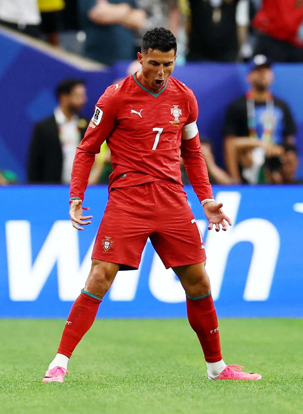 Ronaldo cắt lời phóng viên khi bị hỏi về Messi - Ảnh 4.