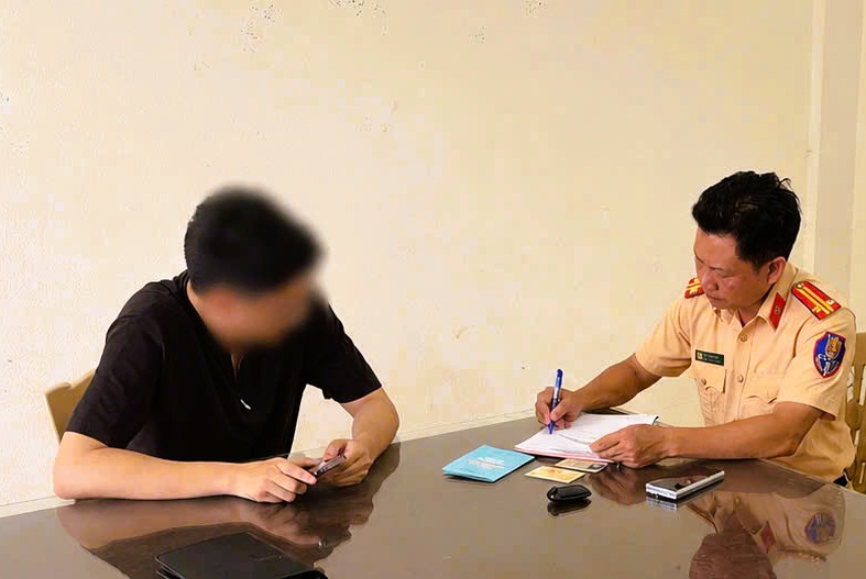 Thanh niên ở thanh hóa bị phạt 26 triệu đồng vì dùng băng dính che biển số ô tô - Ảnh 2. Thanh niên ở thanh hóa bị phạt 26 triệu đồng vì dùng băng dính che biển số ô tô - Ảnh 2.