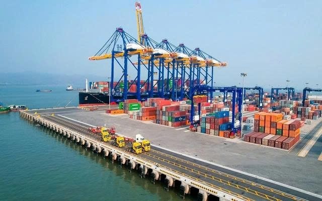 Việt Nam vừa đ&oacute;n một con t&agrave;u si&ecirc;u trọng d&agrave;i 399m, lớn nhất thế giới - Ảnh 1.